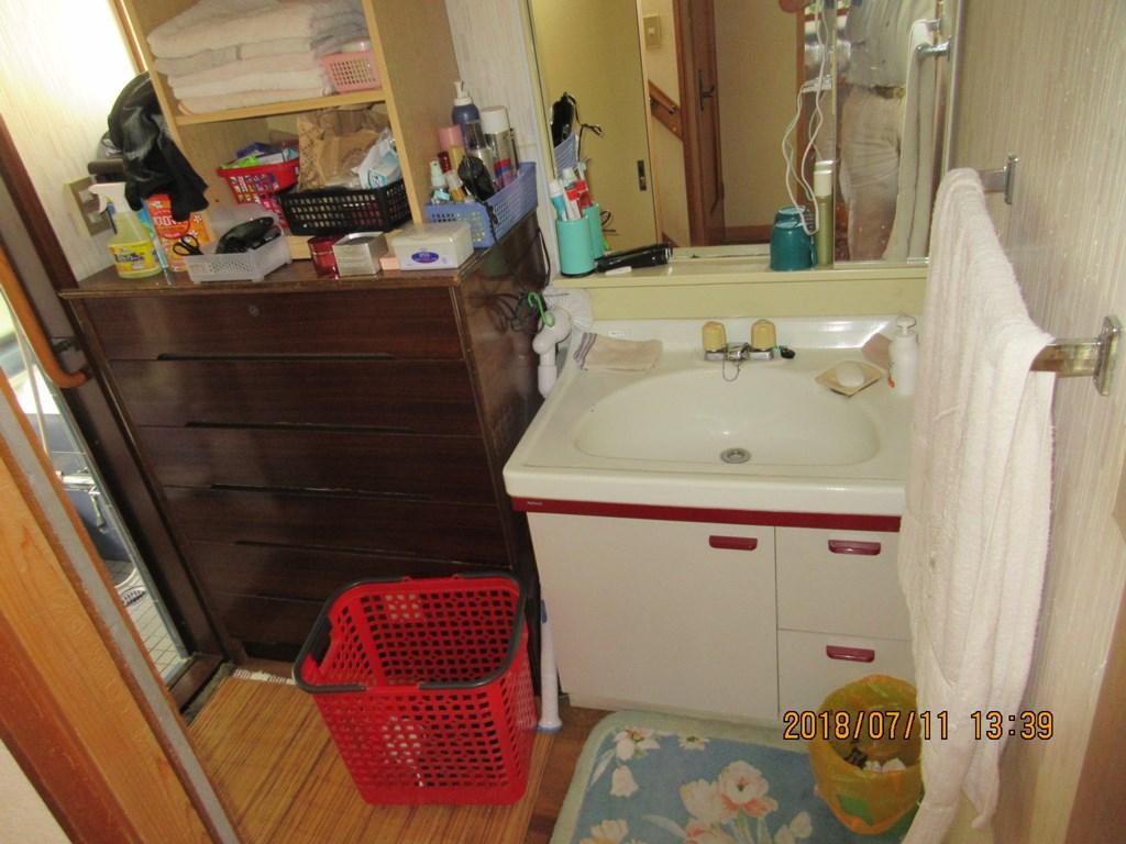 洗面所リフォーム　【2ハンドルからシングルレバーへ交換】のビフォー画像